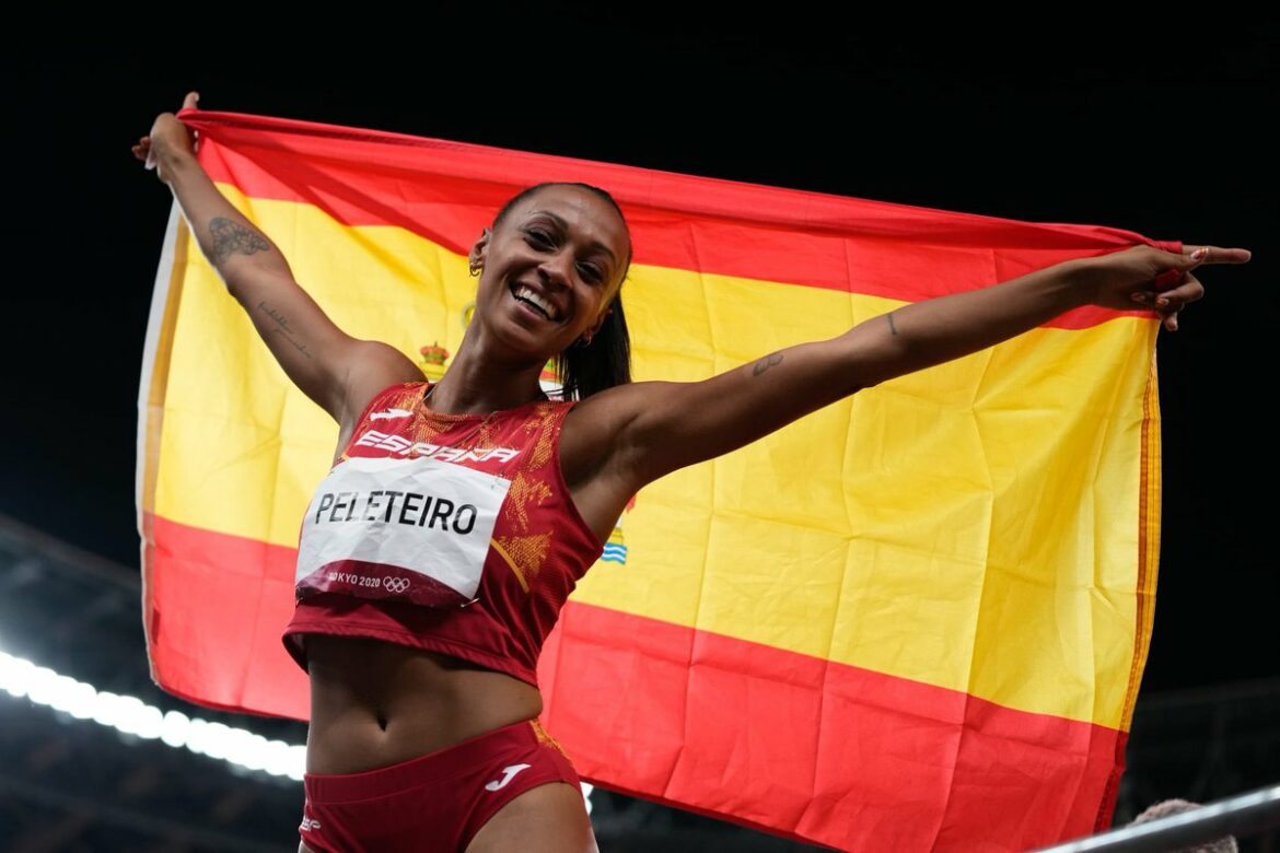 スペイン国旗で勝利を祝う最後の3人のメダリスト...