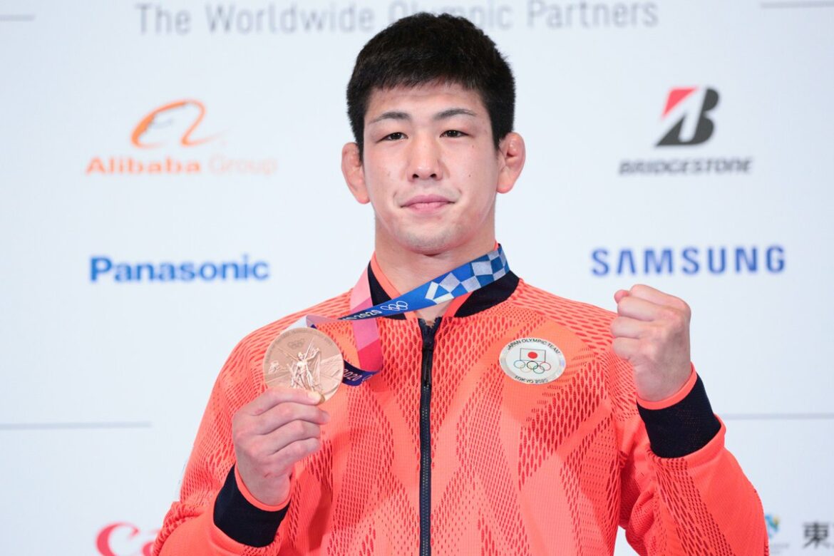 東京2020大会の #レスリング 男子グレコローマンスタイル77kg級で銅メダルを獲得した屋比久翔平選手が4日、記者会見に出席し、心境を語りました。（写真：アフ...