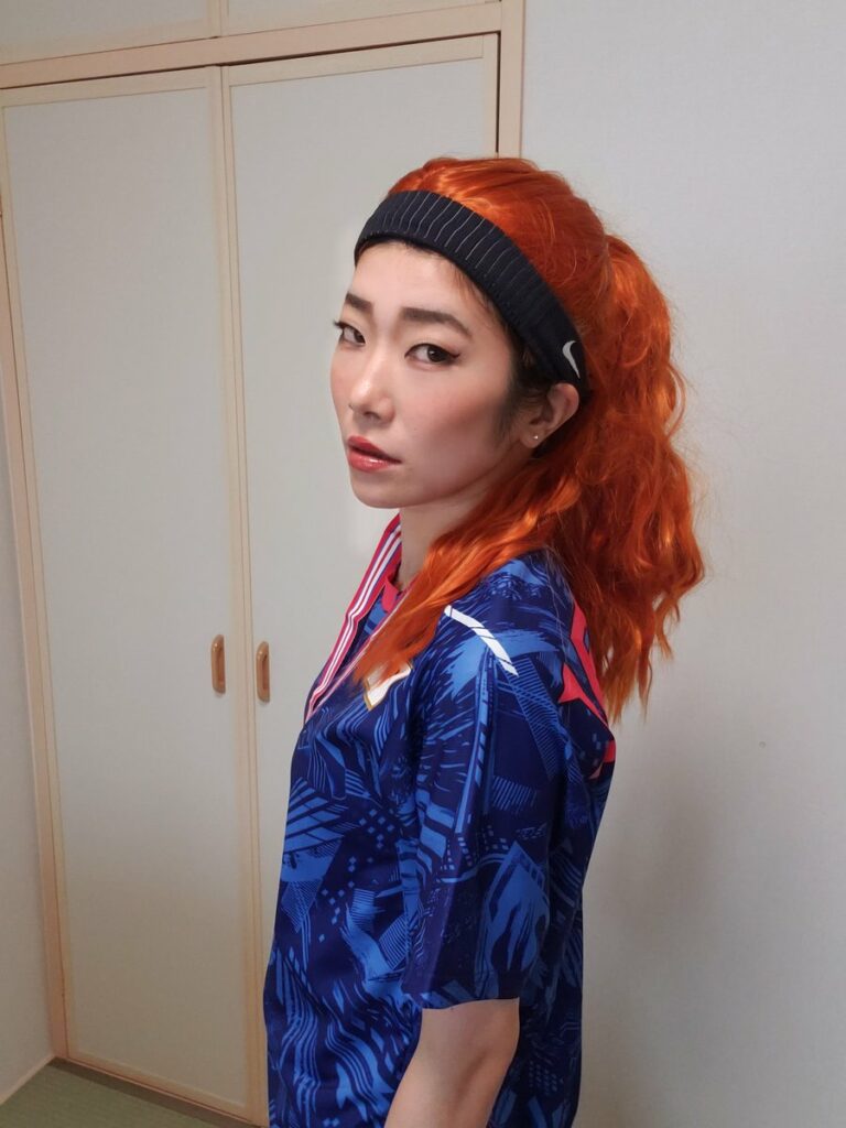 早川ハ、オレンジウィッグ ト、日の丸Tシャツ ト、銀メダル ヲ、手 二　入レタ。

#ものまね 
#ものまねメイク 
#野中生萌 選手
#スポーツクライミング ...