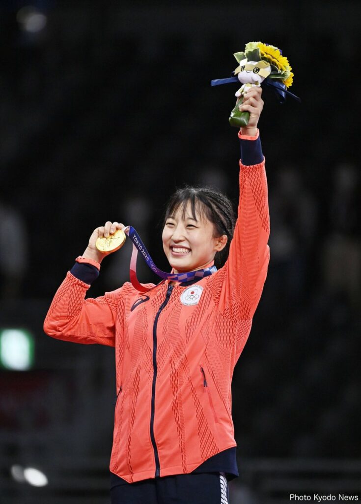 ／
NICE SHOT
#レスリング 女子50kg級 表彰式
＼

見事金メダルに輝いた須﨑 優衣選手の
表彰式での喜びの表情をお届け

ブーケを渡したのはオリ...