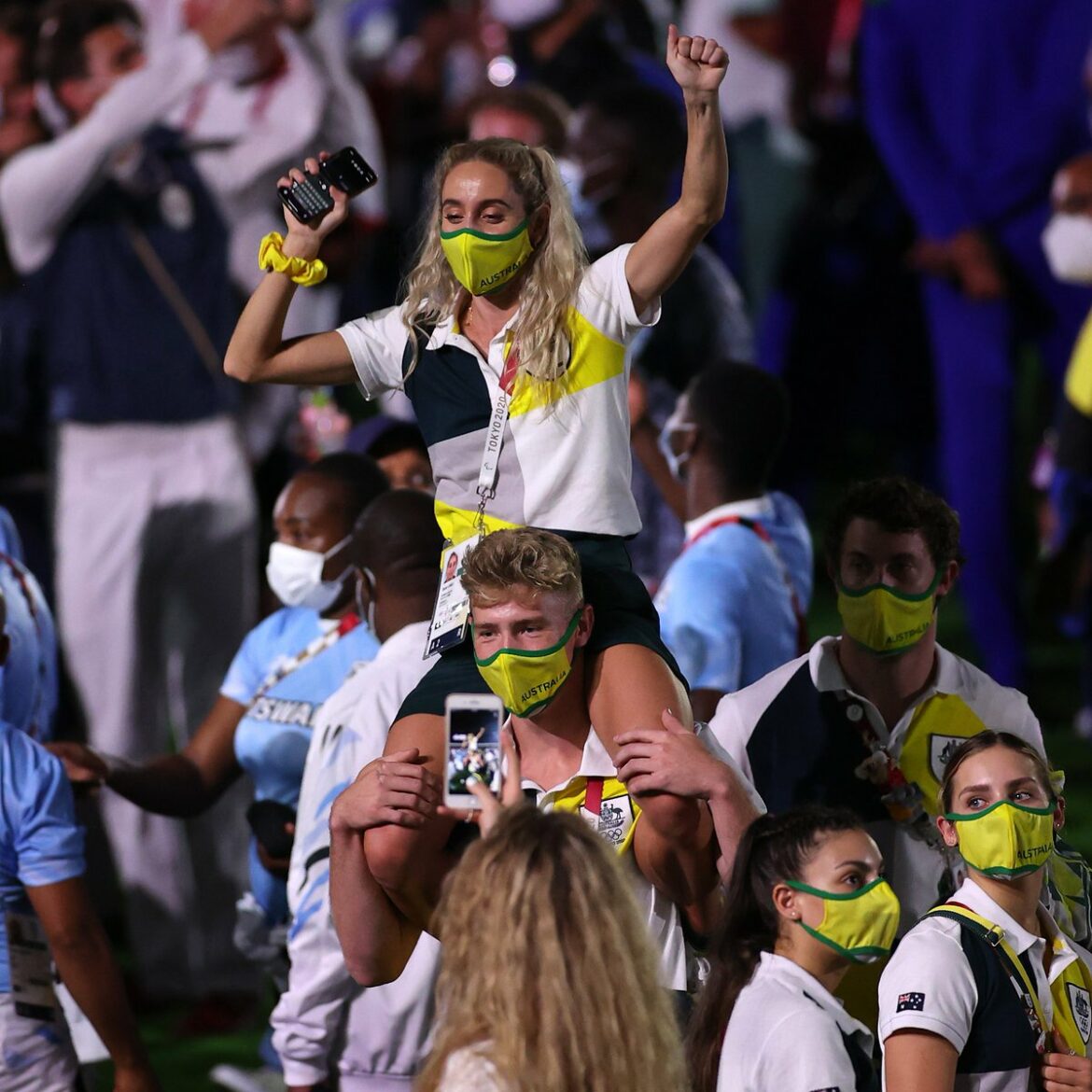「今、家に帰れますか？」  「いいえ、＃ClosingCeremonyのために滞在する必要があります」..。