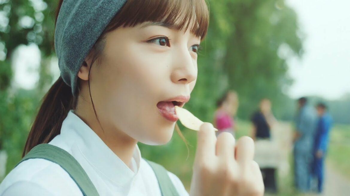 川口春奈、キュートなエプロン姿でポテトチップス作り　aikoも出演＆CM楽曲「食べた愛」も　カルビー新CM