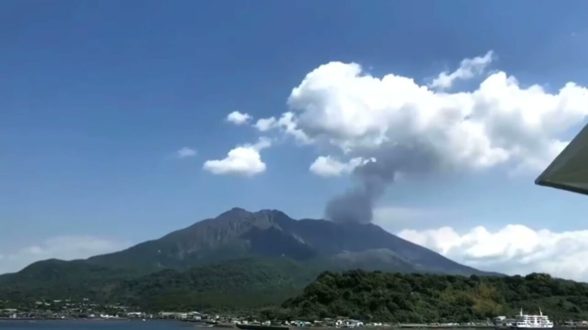 🌋 Sakurajima volcano erupts in Kyushu, Japan 🇯🇵 桜島が噴火