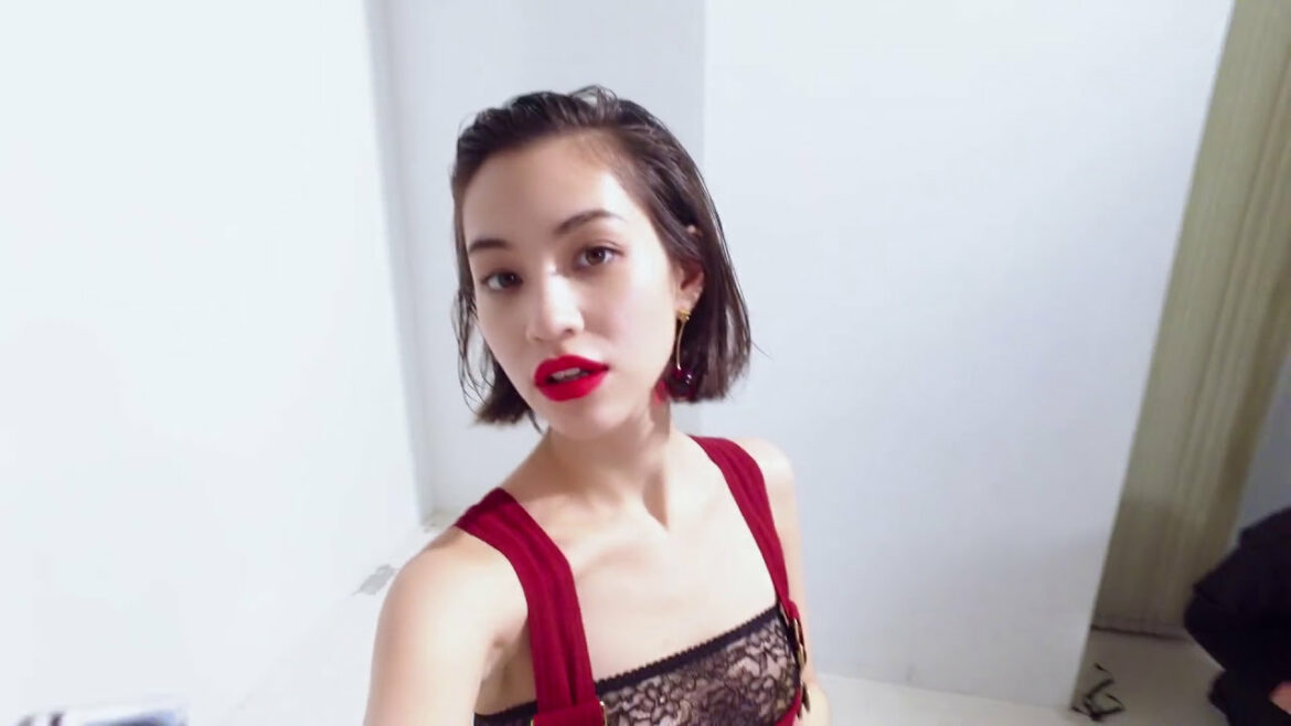 イットガール、水原希子がバザー初登場！　撮影の舞台裏に密着｜ハーパーズ バザー（Harper's BAZAAR）公式