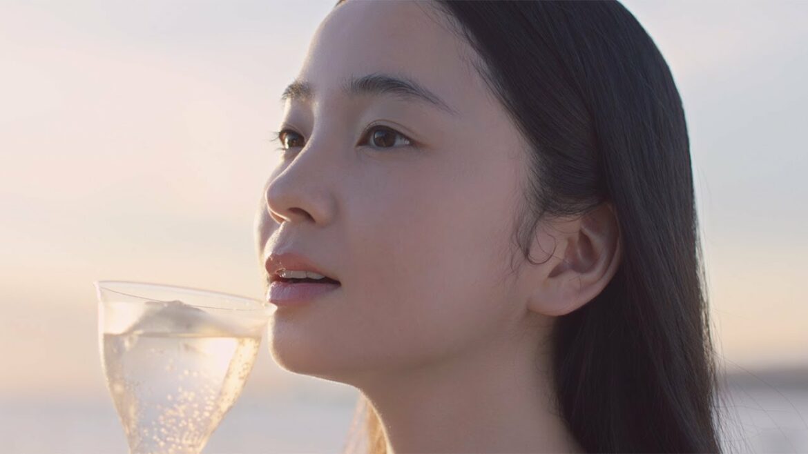 福地桃子、“お酒じゃない梅酒”を堪能　美しい表情で「あぁ…」　チョーヤ梅酒「酔わないウメッシュ」新CM