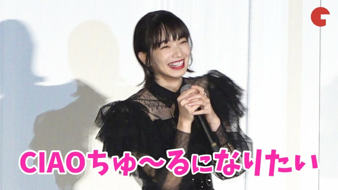 小松菜奈、猫を夢中にさせる“CIAOちゅ〜る”に嫉妬!? 映画『ムーンライト・シャドウ』初日舞台挨あいさつ