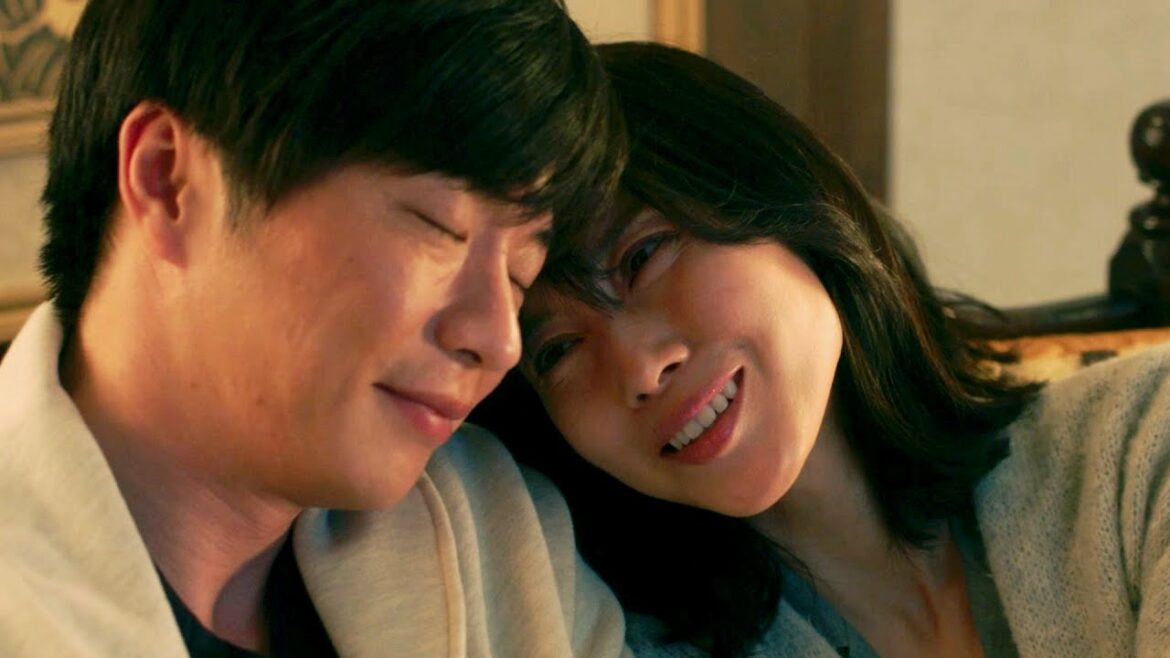 “女性総理大臣”中谷美紀、田中圭とオフはベッドでラブラブ／映画『総理の夫』WEBスポット映像5種