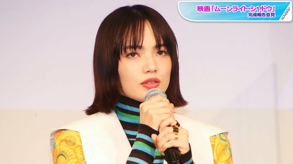 小松菜奈、ボーダー×花柄の個性派パンツルック　太めリングがアクセント