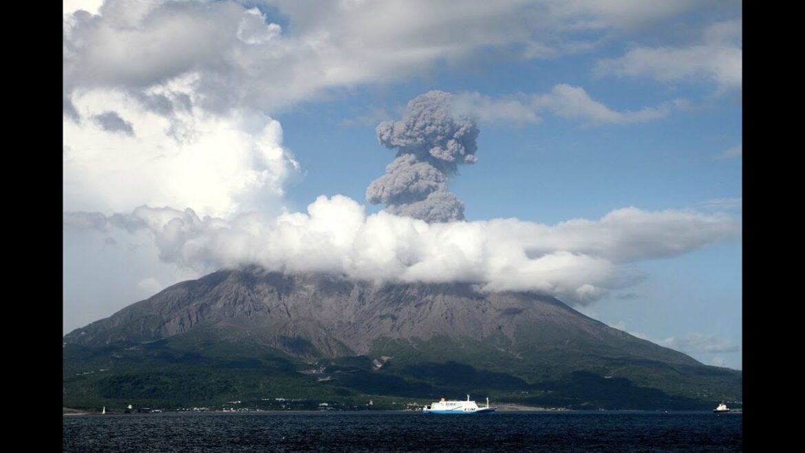 桜島噴火と雲の流れ