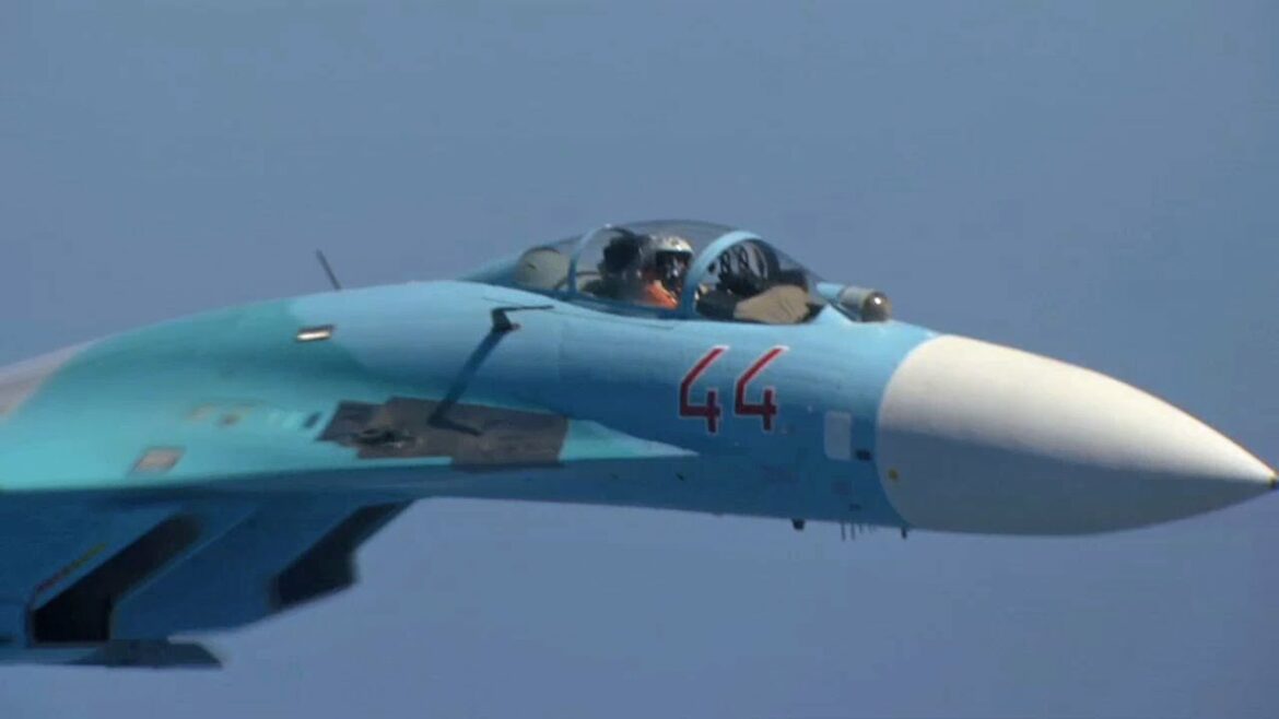 ロシア空軍のSu-27にインターセプトされるNATO軍機 - Russian Air Force Su-27 Intercept