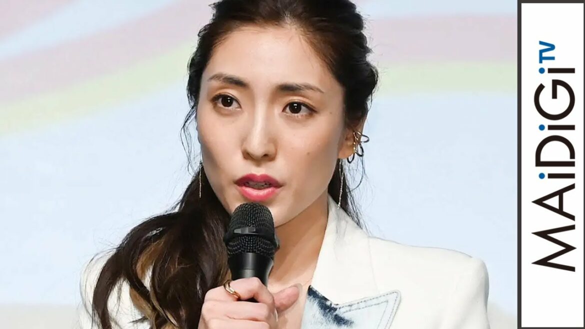 長渕剛＆志穂美悦子の娘・文音、超ミニボトムですらり美脚　個性派ジャケットでクールに