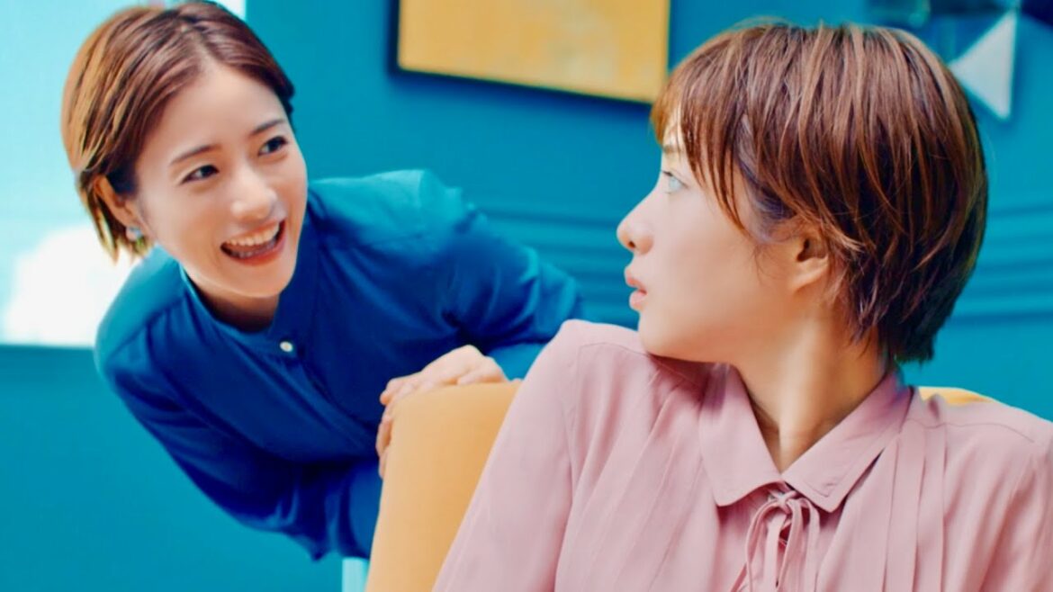 戸惑ってる石原さとみ&満面の笑みの石原さとみ、ツーショット！／OCN CM+メイキング＋インタビュー
