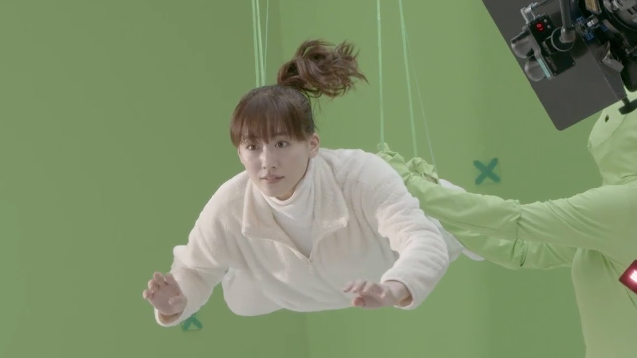 綾瀬はるか ワイヤーアクションで360度回転 平野歩夢選手とcm初共演 ユニクロ Lifeとwear 地上と宇宙篇 メイキング News Wacoca Japan People Life Style