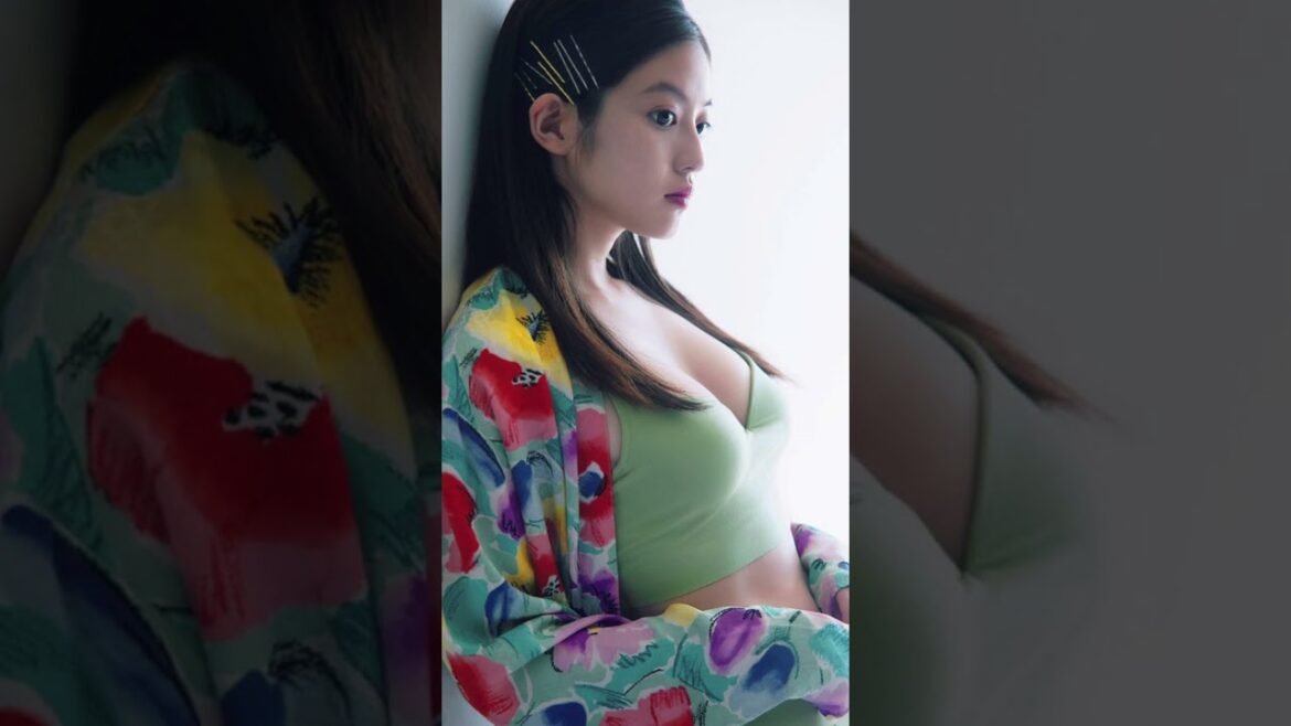 今田美桜 Mio Imada vertical 2