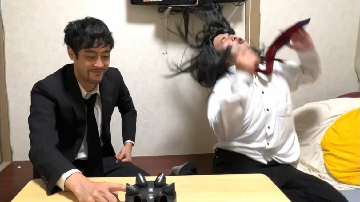 ビリビリゲームする鉄矢と阿部寛