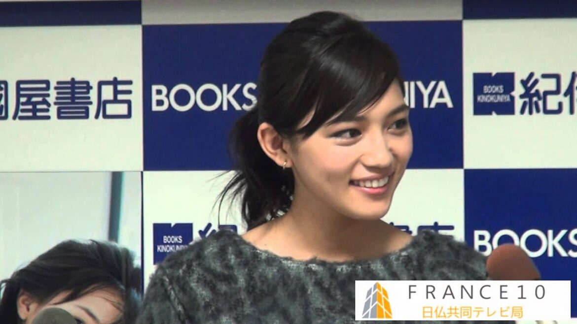 女優の川口春奈さんが「2015年カレンダー」発売記念イベント2014 10 04