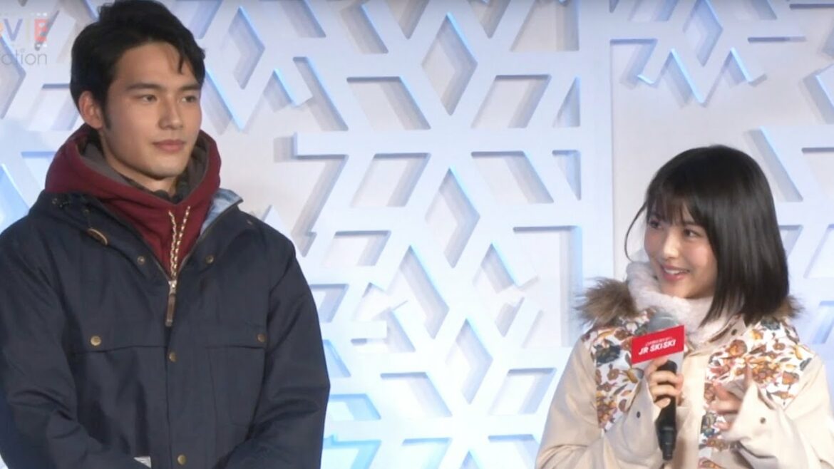 浜辺美波、元高校球児・岡田健史の肩を最大警戒／JR SKISKI キャンペーン記者発表会