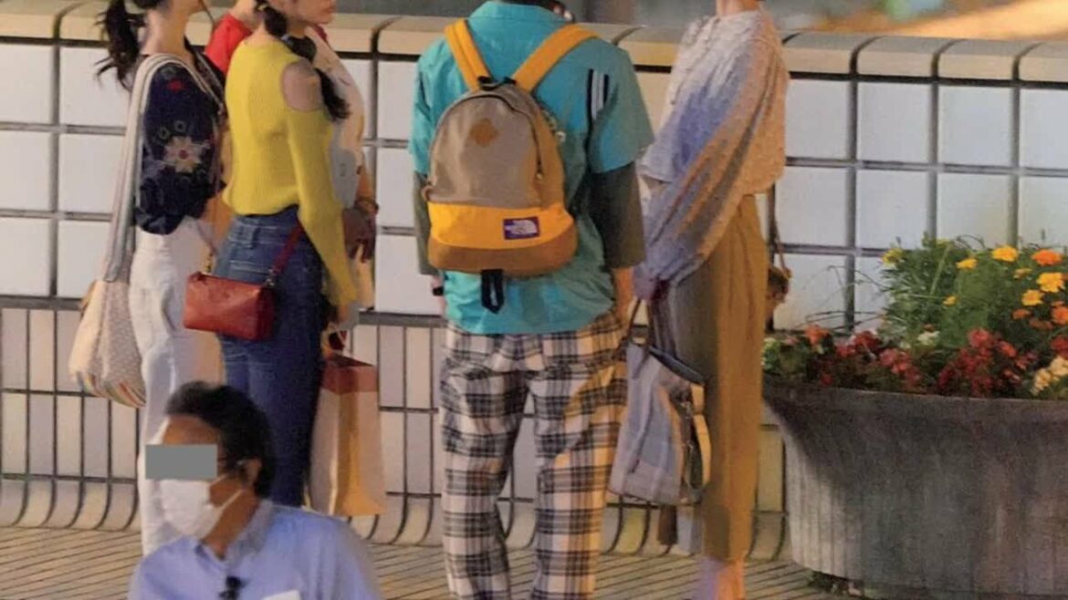 今日のニュース |波瑠　上野の駅前デッキで撮影中に放った「圧倒的オーラ」| 東京都NEWS