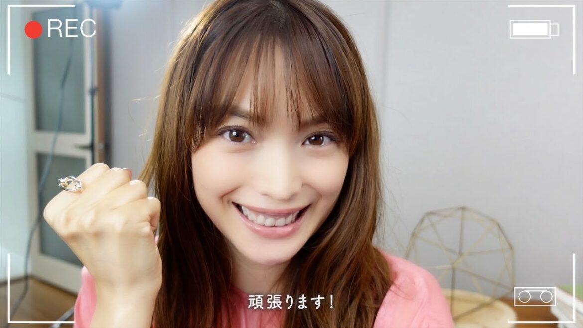 蛯原友里、自撮りでCM撮影レポート！第2子出産を控えた忙しいママの一面明かす　家事代行ベアーズWEBCM＆メイキング
