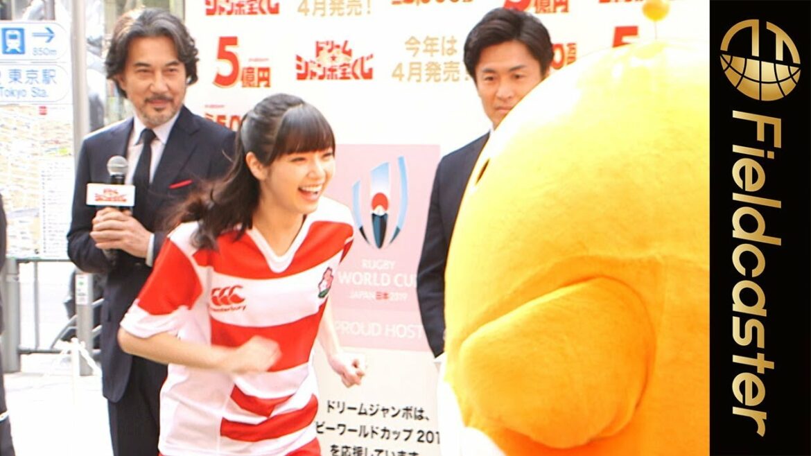新川優愛がマスコットキャラにタックルする姿がキュート「ドリームジャンボミニ」発売記念イベント