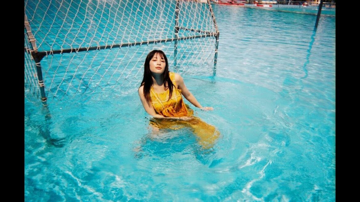 広瀬すず、デビュー10周年で記念写真集　目指した「絵本のようなテイスト」（MusicVoice）   Yahoo!ニュース