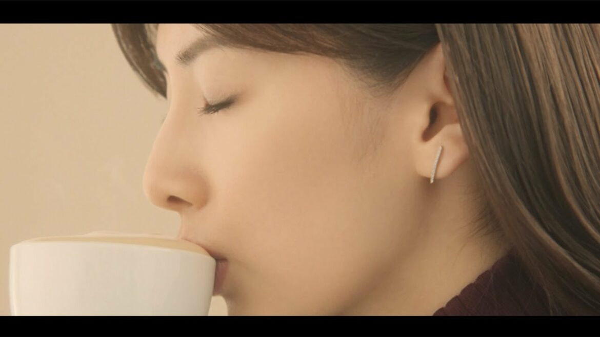 北川景子、泡に口づけ…濃厚な味わいにうっとり　「ブレンディ カフェラトリー」スティック新CM