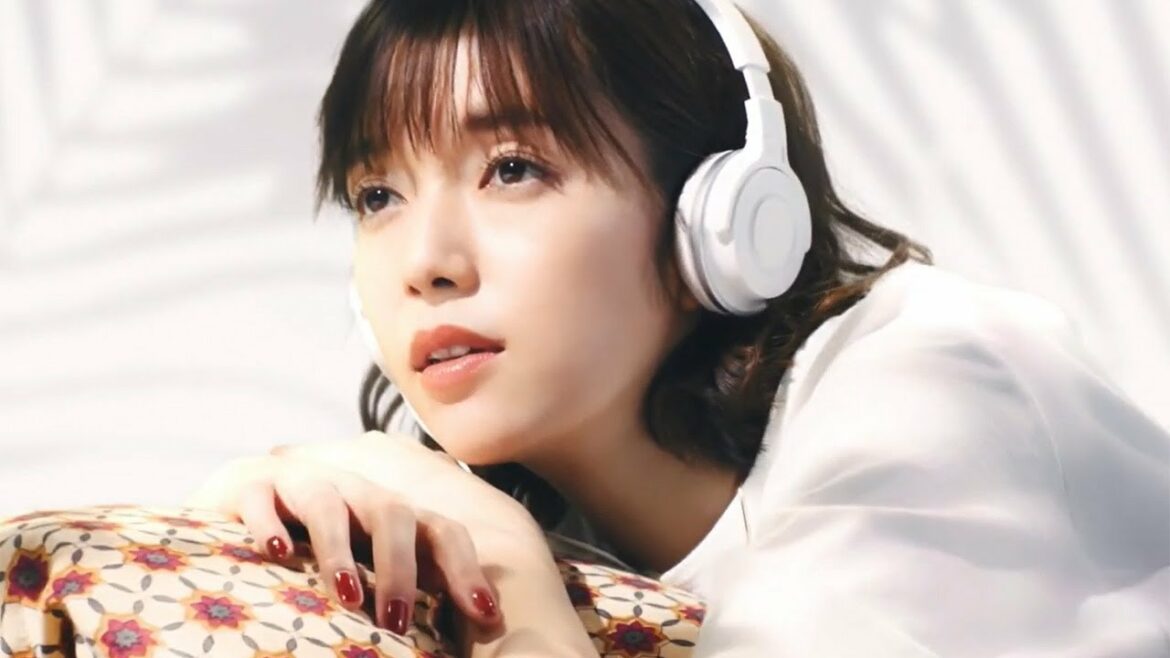 佐藤栞里、ソファでまどろみの表情…　玉木宏と「GLOBAL WORK」イメージムービーに