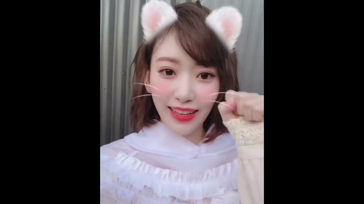 Video message ' Meow meow ✊🏼 ' from Miyawaki Sakura (宮脇咲良) of IZ*ONE (아이즈원) / HKT48 (2018.11.08)