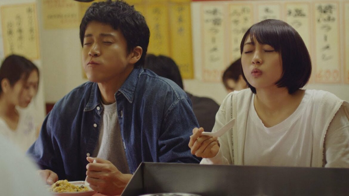 小栗旬、木崎ゆりあが“兄妹”に　無言でチャーハン頬張る