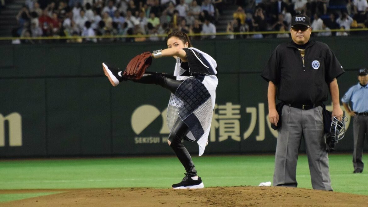 石原さとみ、始球式で“マサカリ投法”　本家・村田兆治が伝授　『サントリー ドリームマッチ 2015』