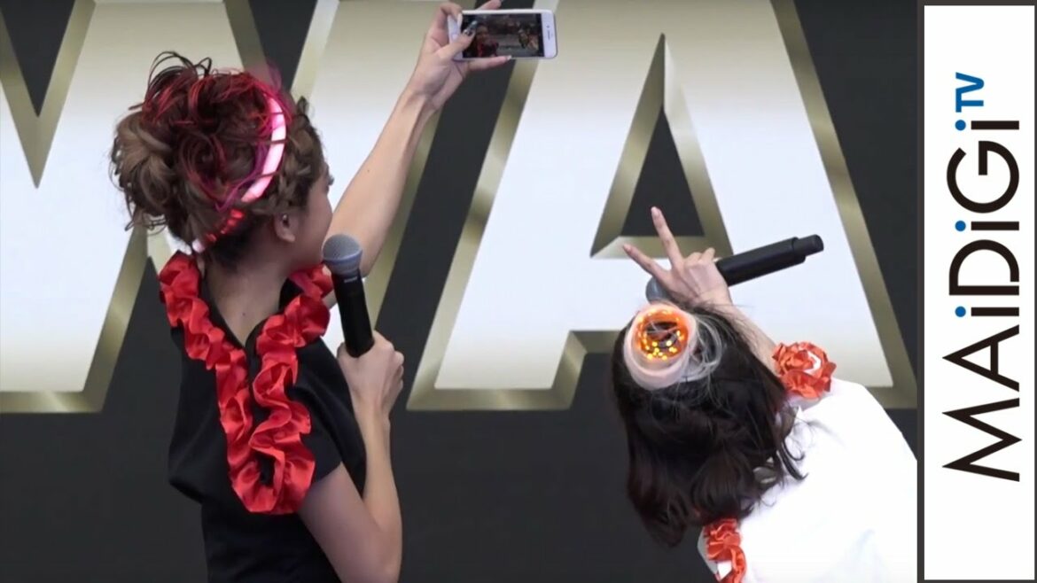 山本舞香＆池田美優、観客バックに自撮り　映画「スター・ウォーズ／最後のジェダイ」イベント2