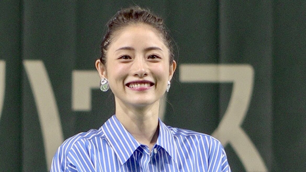 石原さとみ、今年の始球式は岡島秀樹の「ノールック投法」／サントリー ドリームマッチ2019