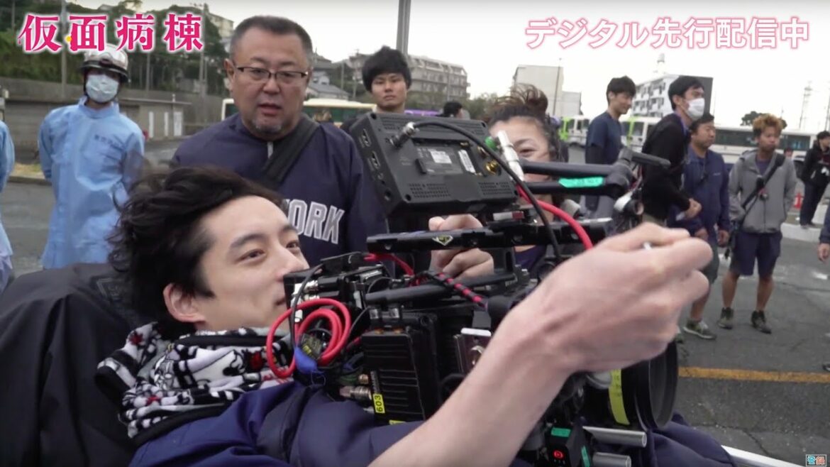 坂口健太郎、救急車で運ばれるシーンでカメラ撮影に挑戦／映画『仮面病棟』メイキング映像