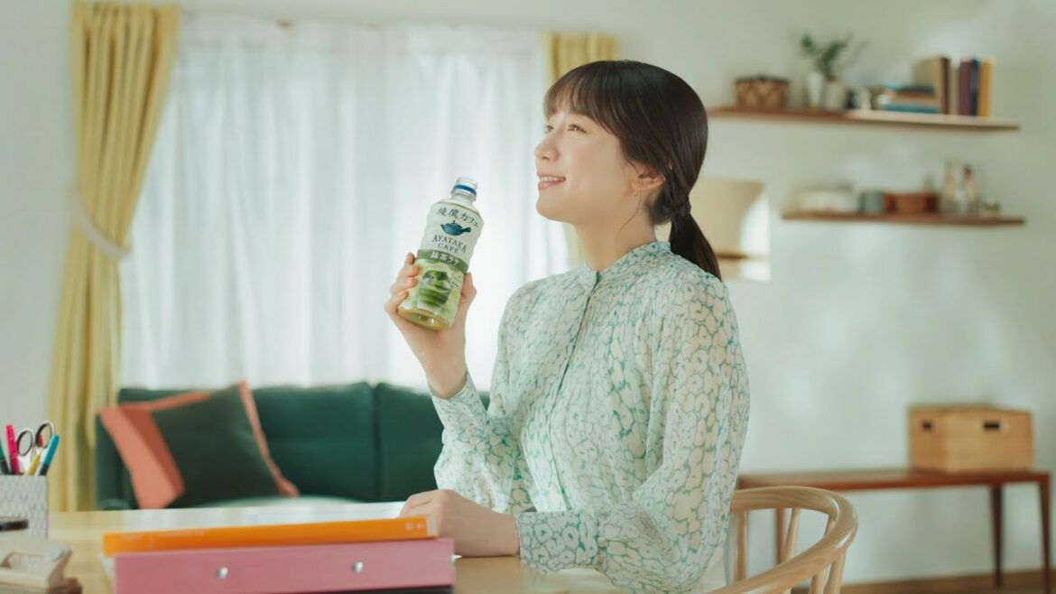 【綾鷹】 綾鷹カフェ 吉岡里帆 TVCM「カフェにしますか」抹茶ラテ篇 15秒 AYATAKA CAFE TVCF
