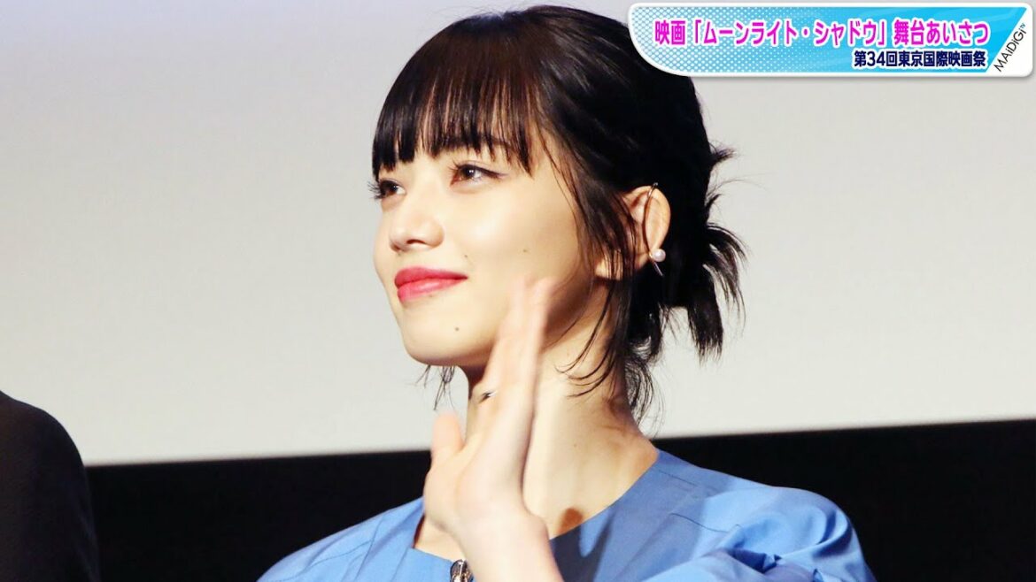 小松菜奈、ふんわりミニワンピで登場　ラフなまとめ髪＆アクセで洗練ムード