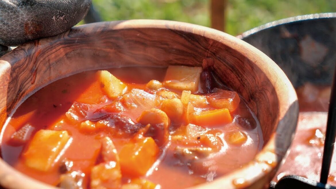 焚き火でジブリ飯【ゲド戦記】のミネストローネスープとオニオンパン　Ghibli meal Minestrone soup and onion bread
