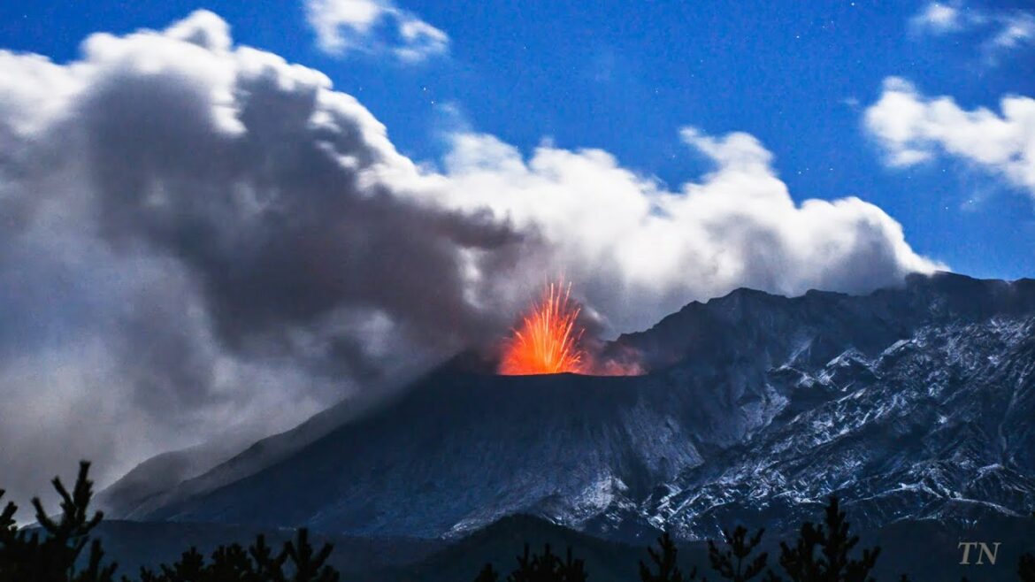 Timelapse / Rare Strombolian Eruption of Sakurajima    桜島のストロンボリ式噴火