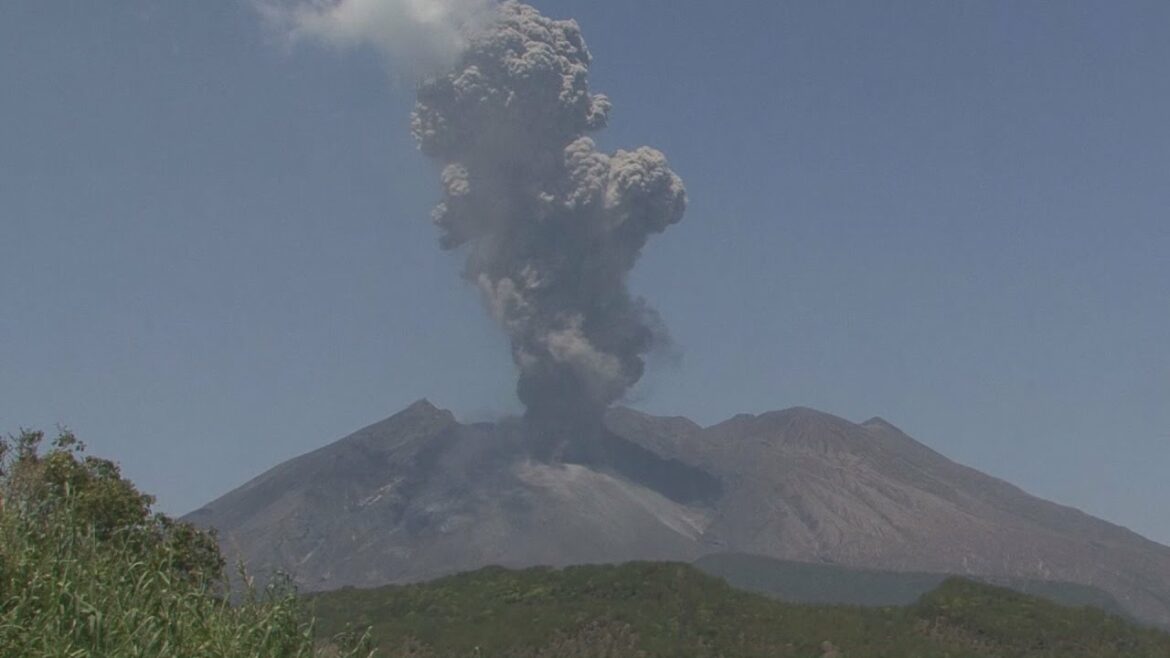 桜島９カ月ぶり爆発的噴火 噴煙３２００メートル
