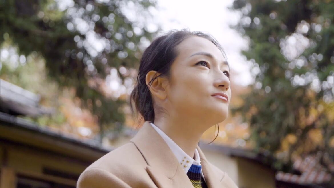 【ファッション通信】「冨永愛」がナビゲートする“大人の一人旅”