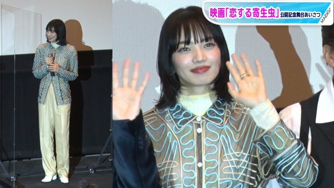 小松菜奈、総柄ジャケット×光沢パンツで「星の王女」　映画にちなんだ個性派コーデ