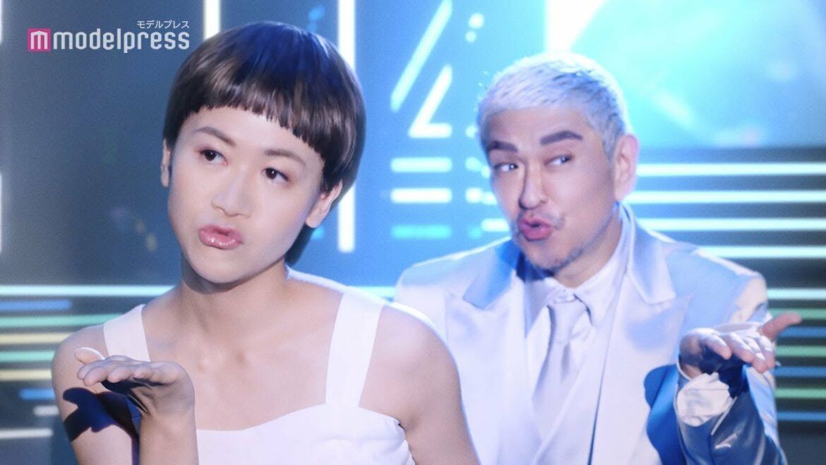 ダウンタウン松本人志＆近藤春菜が別人級の変身！ランウェイで投げキス ソフトバンク「無制限 HERO’S」新CM＆メイキング