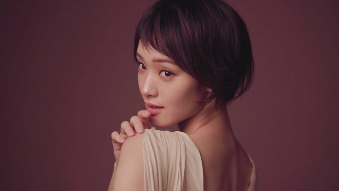 剛力彩芽、黒髪エアリーヘア＆美背中見せで大人の女性らしさ表現　美顔器ブランドのイメージキャラクタ―に　ビジュアルメーキング動画が公開