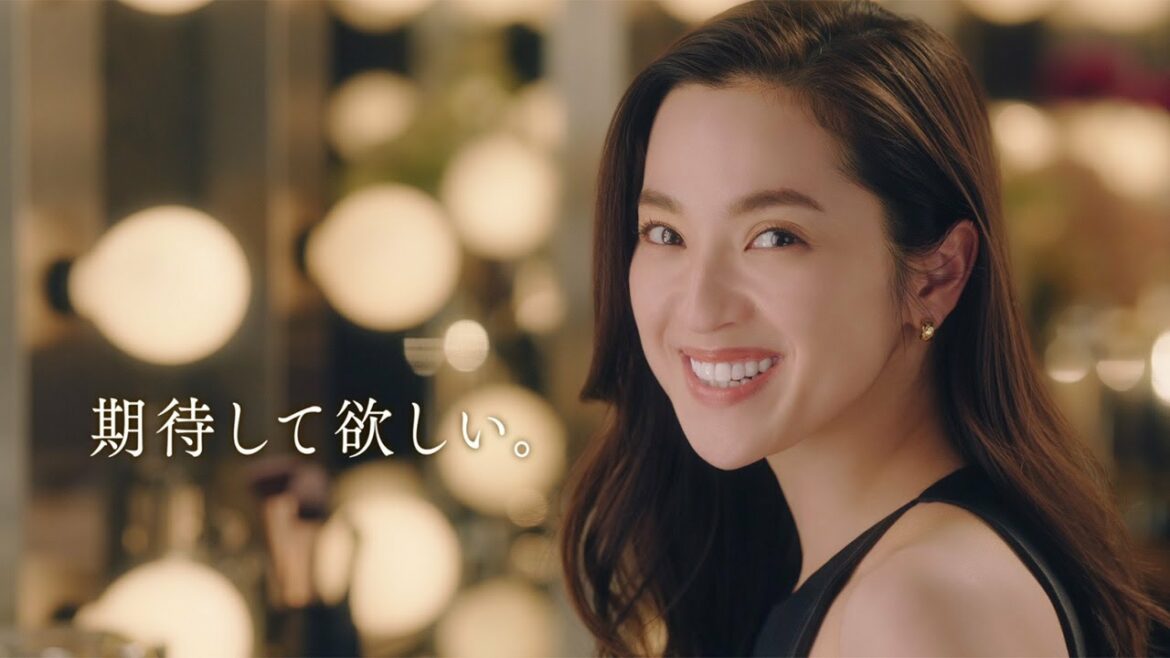 中村アン、ノースリドレスで美肌見せ　口元ルーペで“美歯”強調も　美白ハミガキ新CMが公開