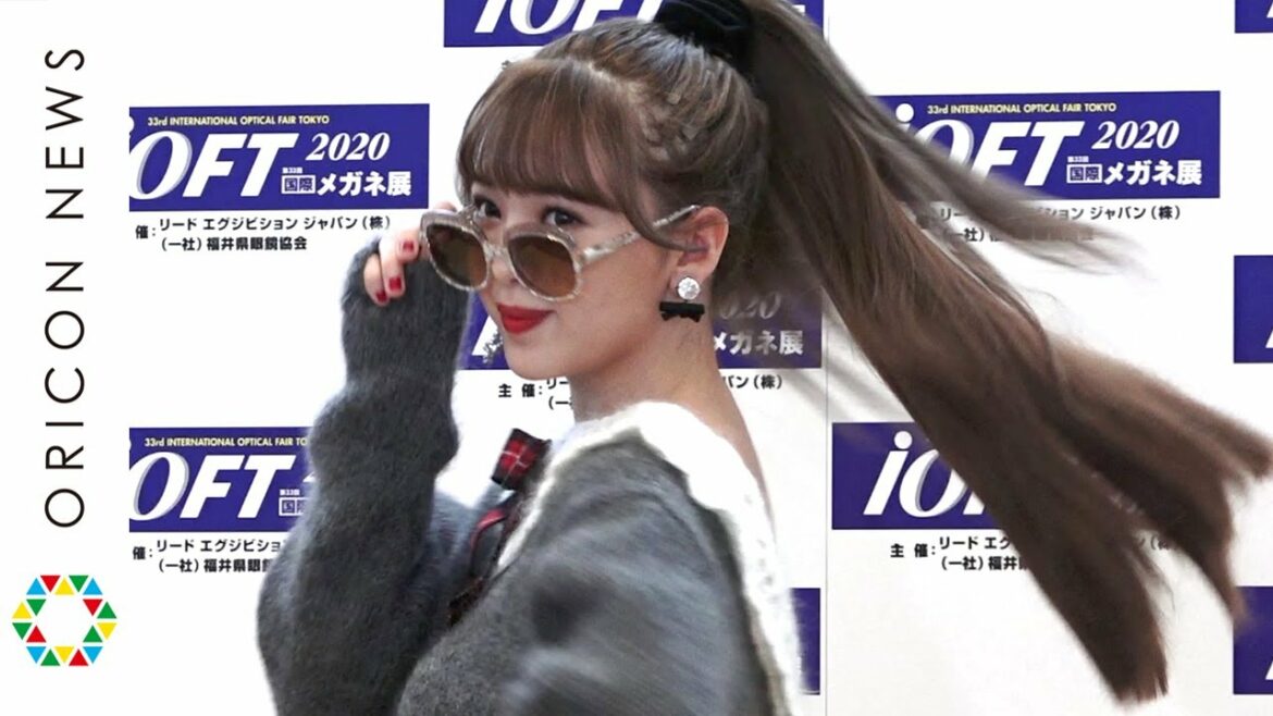 藤田ニコル、大胆背中出しニットで報道陣にサービスショット　サングラス姿に自信も「変なこと言っちゃいそう…」　『第33回 日本 メガネ ベストドレッサー賞』