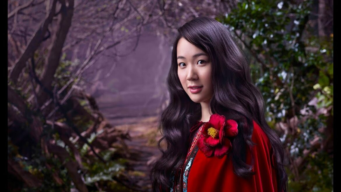 黒木華「TSUBAKI」新テレビCM『赤いずきんの女』篇