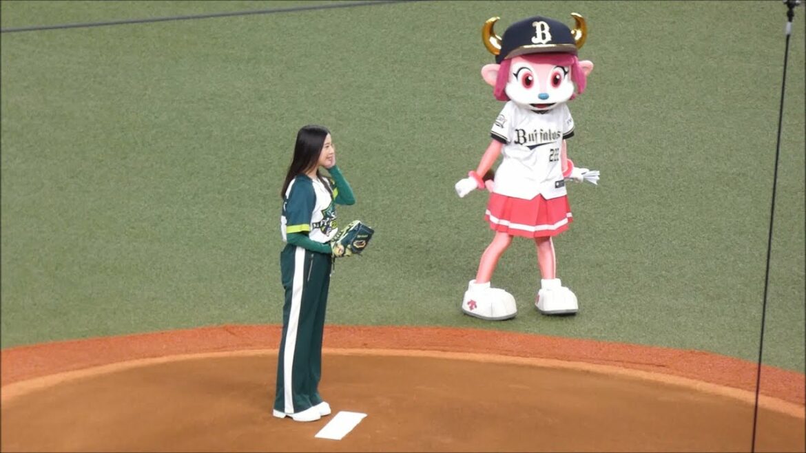 【SMBC日本シリーズ2021】第弐戦　始球式　吉高 由里子