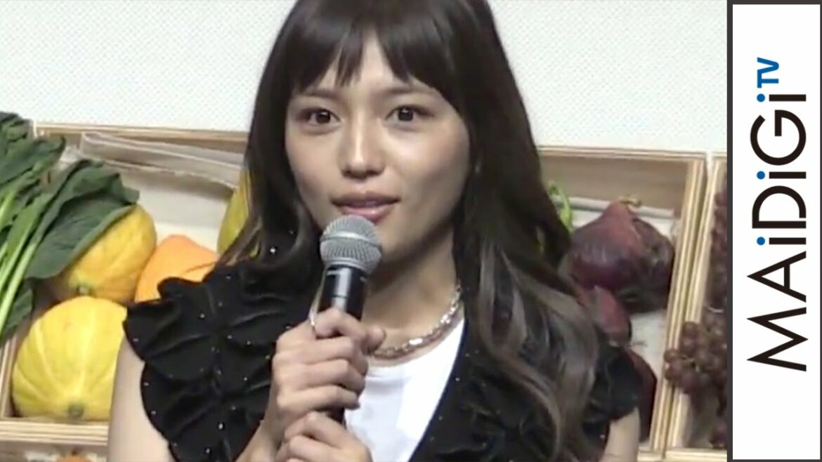 川口春奈、主演映画に「楽しんで」　林遣都らキャストと登場　映画「にがくてあまい」完成披露舞台あいさつ1