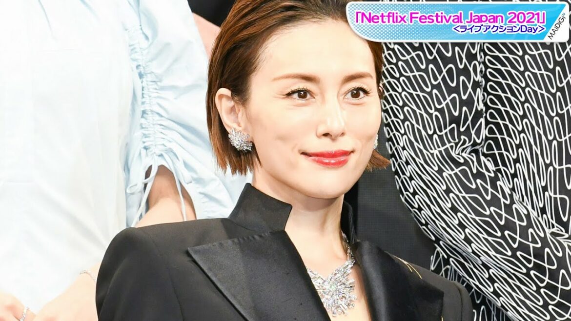 米倉涼子、大きく開いた胸元にビッグジュエリー　美スタイル際立つ大人の大胆コーデ