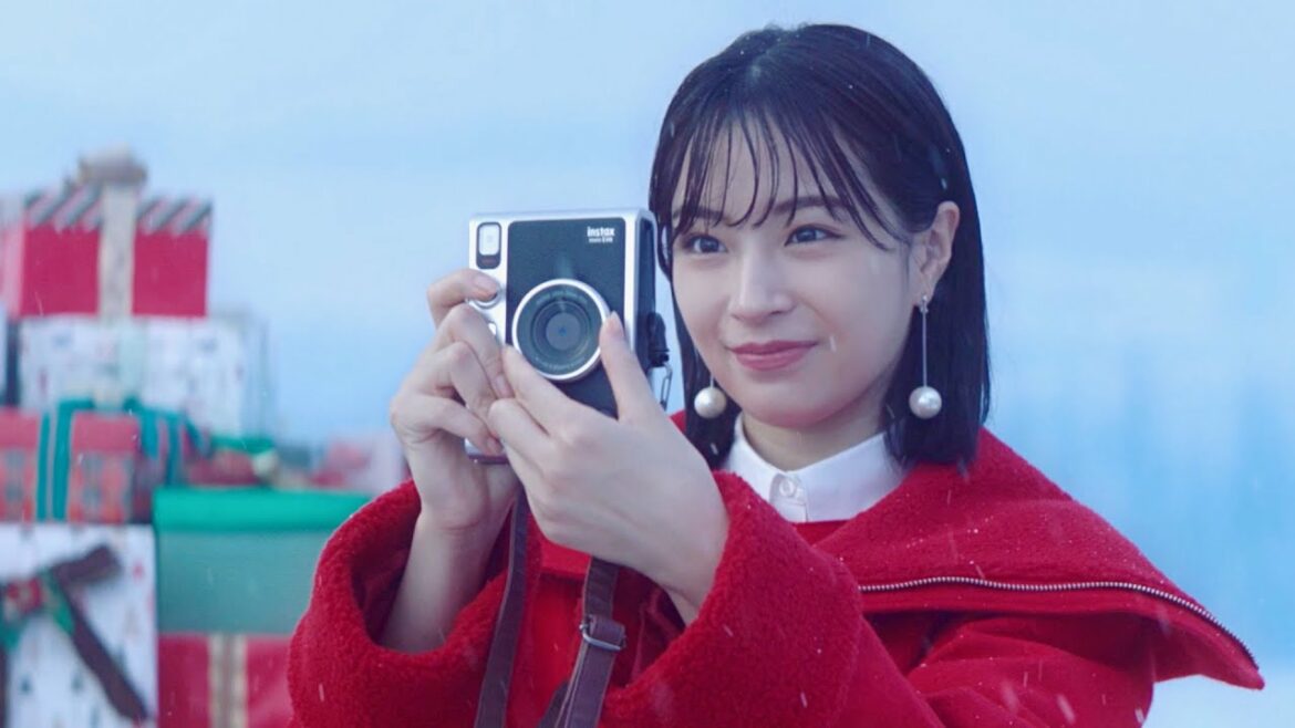 広瀬すず、真っ赤な可愛いサンタになって粉雪をパチリ／富士フイルム instax“チェキ” CM+インタビュー