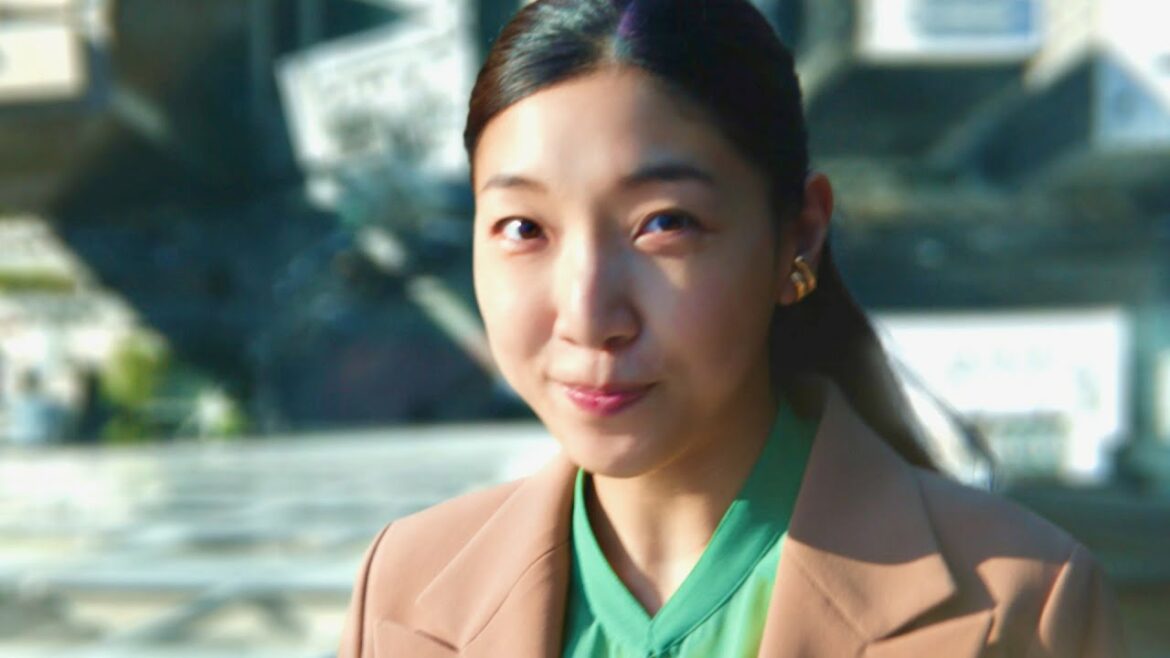 安藤サクラ、賀来賢人とビル壁面を上空に向かって前進！／「NTTcom」CM